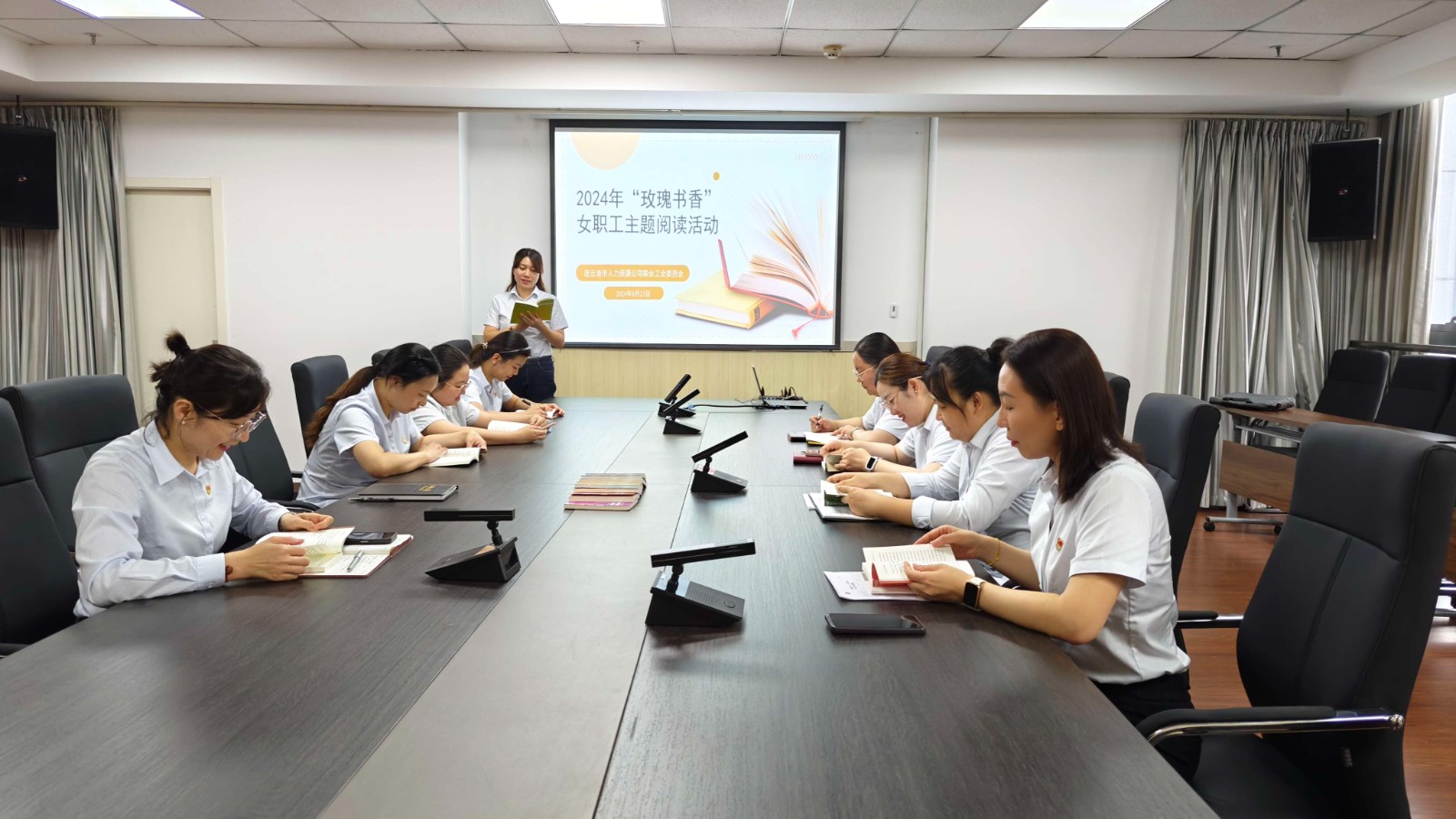 1725850741401760.jpg (人力資源公司)三組聯(lián)袂,共繪巾幗書香畫卷——市人力資源公司聯(lián)合工會開展“玫瑰書香”女職工主題閱讀活動.jpg